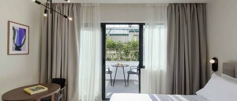 Plaka Balcony Studio | Coffre-fort pour ordinateur portable, bureau