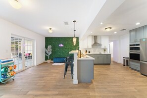 Fridge, microwave, oven, stovetop - Spacious 5 BD Home w/ Pool, Near Beaches & Hard Rock (Hollywood)