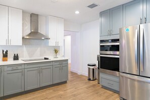 Fridge, microwave, oven, stovetop - Spacious 5 BD Home w/ Pool, Near Beaches & Hard Rock (Hollywood)