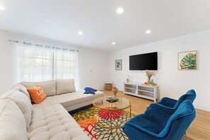 Smart TV, table football - Spacious 5 BD Home w/ Pool, Near Beaches & Hard Rock (Hollywood)