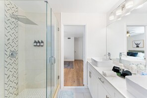 Dusche, Haartrockner, Handtücher, Seife