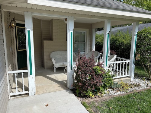 Charming 4-bedroom - 2 bath house in the beachfront community of Pentwater!