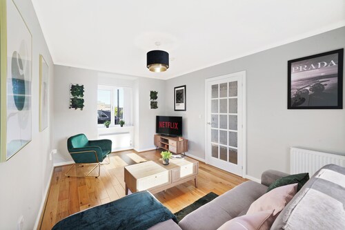 Ideal 3 bed House in Wolverhampton - Parking