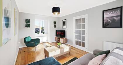 Ideal 3 bed House in Wolverhampton - Parking