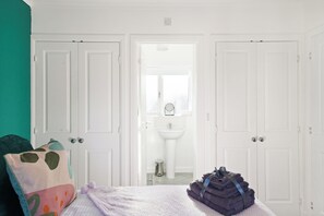3 habitaciones, tabla de planchar con plancha, internet y ropa de cama 