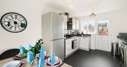 Ideal 3 bed House in Wolverhampton - Parking