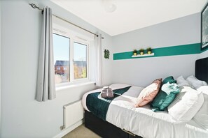 3 bedrooms, iron/ironing board, internet, bed sheets