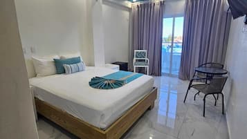 Habitación individual superior, balcón, vistas parciales al mar | Wifi gratis