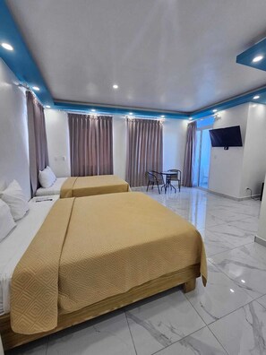 Habitació amb dos llits individuals familiar, balcó, vistes parcials al mar | Wifi gratuïta 