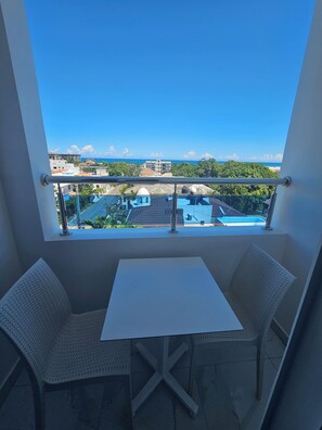 Habitació amb dos llits individuals familiar, balc�ó, vistes parcials al mar | Terrassa o pati