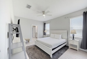 9 habitaciones, escritorio y tabla de planchar con plancha