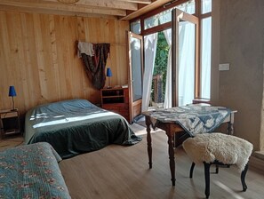 2 bedrooms, desk, bed sheets - Ecolieu qui accueille des groupes à la campagne, espaces insolites et conviviaux (Sonnac)
