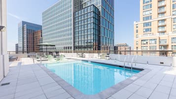 Una piscina al aire libre de temporada
