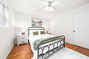 4 bedrooms, iron/ironing board, WiFi, bed sheets