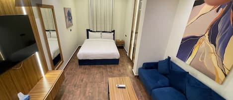 Standard Suite | Desk, iron/ironing board, free WiFi