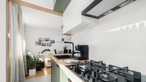 Kaffe- och tebryggare, diskmaskin och grytor/köksredskap
