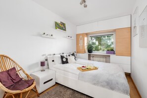 1 bedroom, cribs/infant beds, bed sheets - Nature Apartment Poznań by Renters (Poznan)