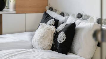 1 bedroom, cribs/infant beds, bed sheets