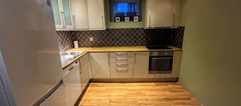 Two-Bedroom City Apartment with Fire Place and Free Parking - Calm and Central