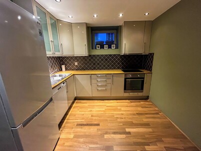 Two-Bedroom City Apartment with Fire Place and Free Parking - Calm and Central