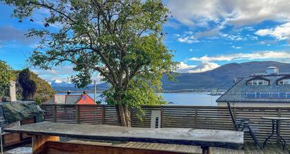 Two-Bedroom City Apartment with Fire Place and Free Parking - Calm and Central