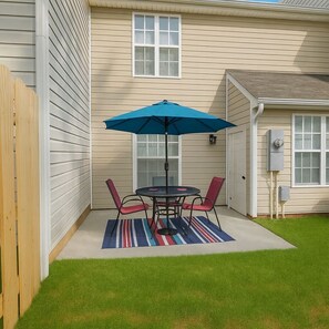 Outdoor dining - Beautiful 2-King Beds home with Garage in Charlotte (Charlotte)