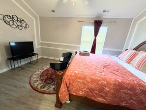 2 Schlafzimmer, Schreibtisch, Bügeleisen/Bügelbrett, Reisekinderbett
