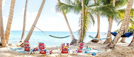 På stranden, solstolar och strandhanddukar