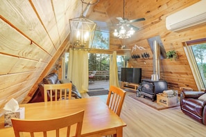 Smart TV, fireplace, stereo