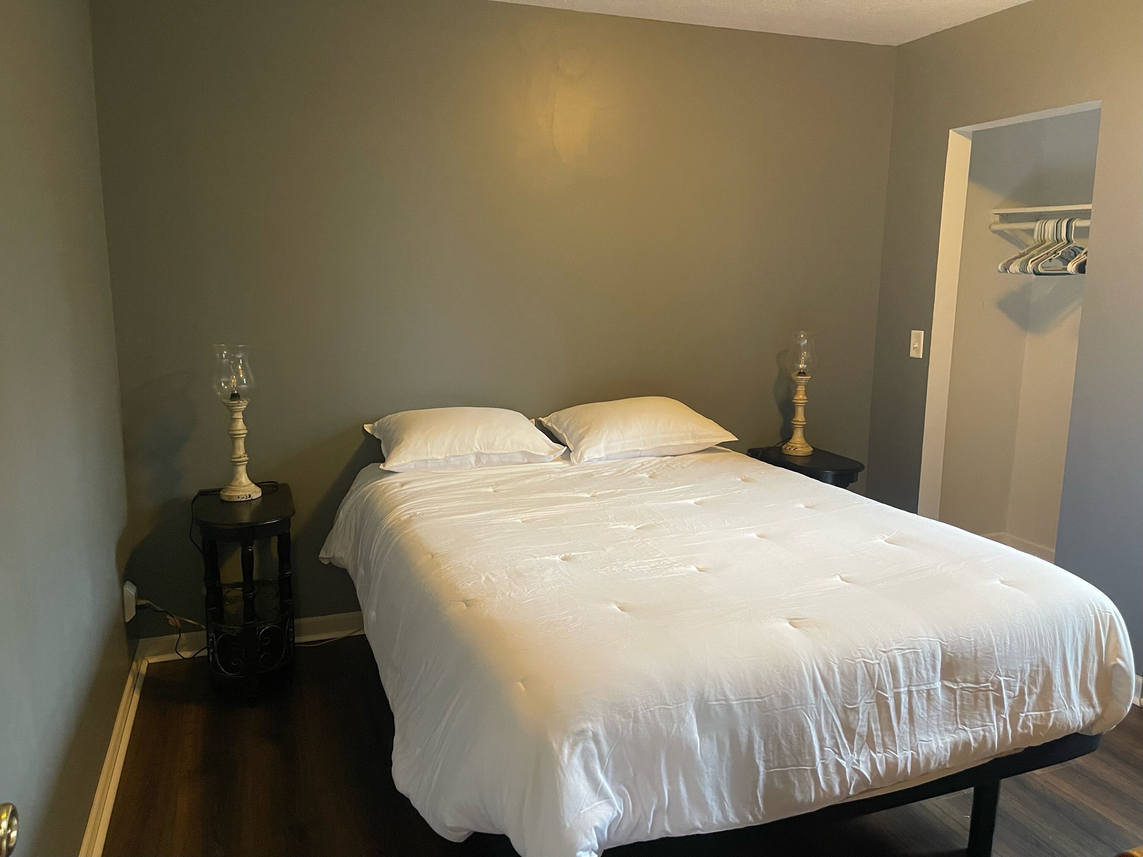 2 عدّة غرف نوم ومكواة/لوح كي وواي فاي وملاءات أسرّة