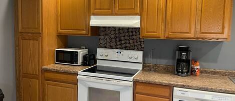 Jääkaappi, mikroaaltouuni, uuni, liesi