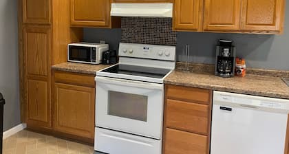 Charming 2-bedroom apartment in fabulous Hillsdale with WiFi, AC