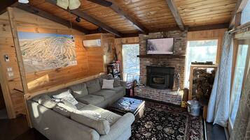 Een televisie en een open haard