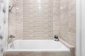 Căn hộ phong cách cổ điển, quang cảnh công viên | Phòng tắm | Bồn tắm, máy sấy tóc, khăn tắm, xà phòng 