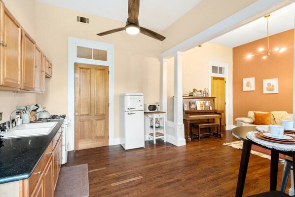 Réfrigérateur, micro-ondes, four, plaque de cuisson