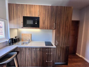 Réfrigérateur, four à micro-ondes, surface de cuisson, lave-vaisselle