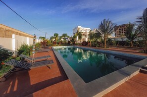 Outdoor pool, pool umbrellas, sun loungers - Sea Breeze Villas Nungwi (Nungwi)