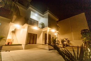 Front of property – evening/night - Sea Breeze Villas Nungwi (Nungwi)