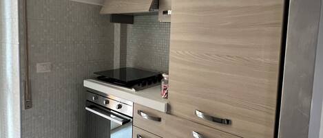 Kühlschrank, Ofen, Herdplatte, Wasserkocher mit Kaffee-/Teezubehör