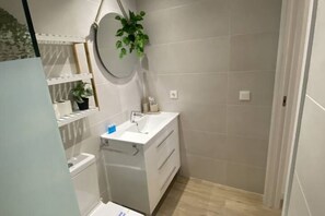 Een douche, handdoeken