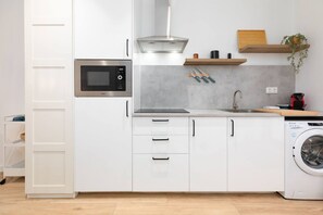 Køleskab, mikrobølgeovn, kaffe-/temaskine, brødrister