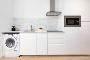 Réfrigérateur, micro-ondes, cafetière/bouilloire, grille-pain