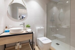 Shower, hair dryer, towels, shampoo - A (VA081.6) TH Marítim-Serrería Loft 6 (Valencia / València)