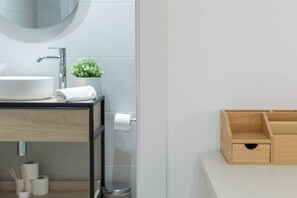 Dusch, hårtork och handdukar