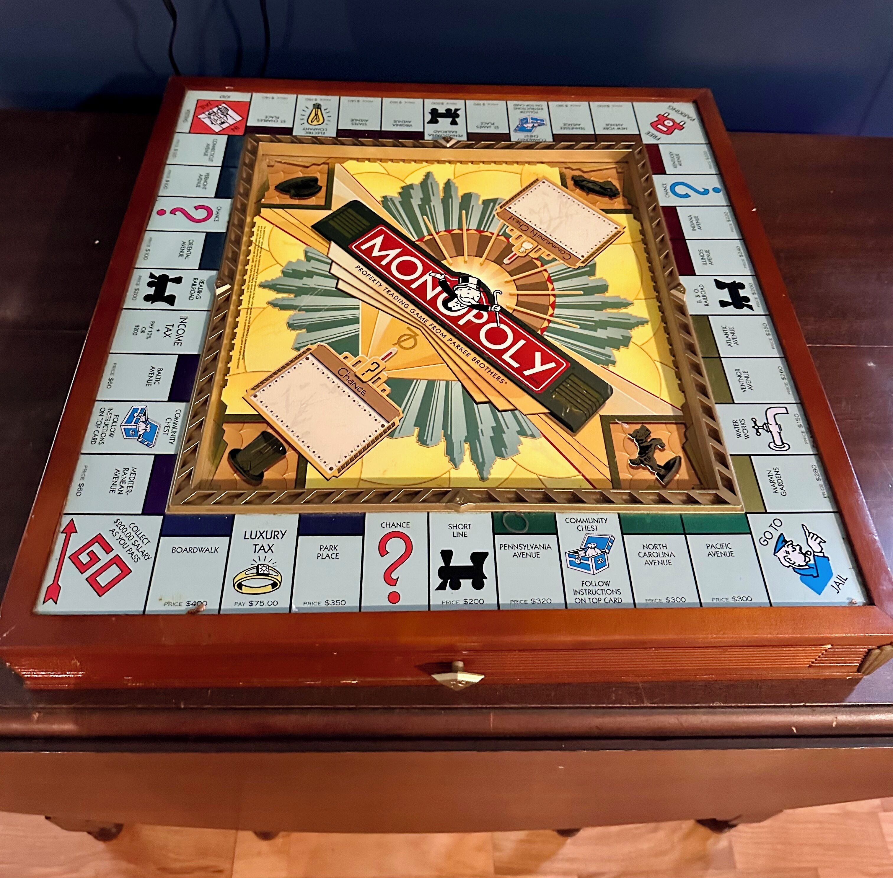 Et Monopoly spil på et træbord.