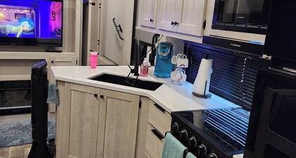 Cozy 2-bedroom RV in charming Kemah with WiFi, AC