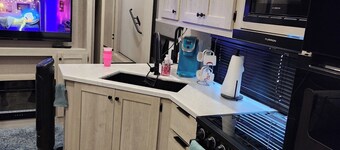 Cozy 2-bedroom RV in charming Kemah with WiFi, AC