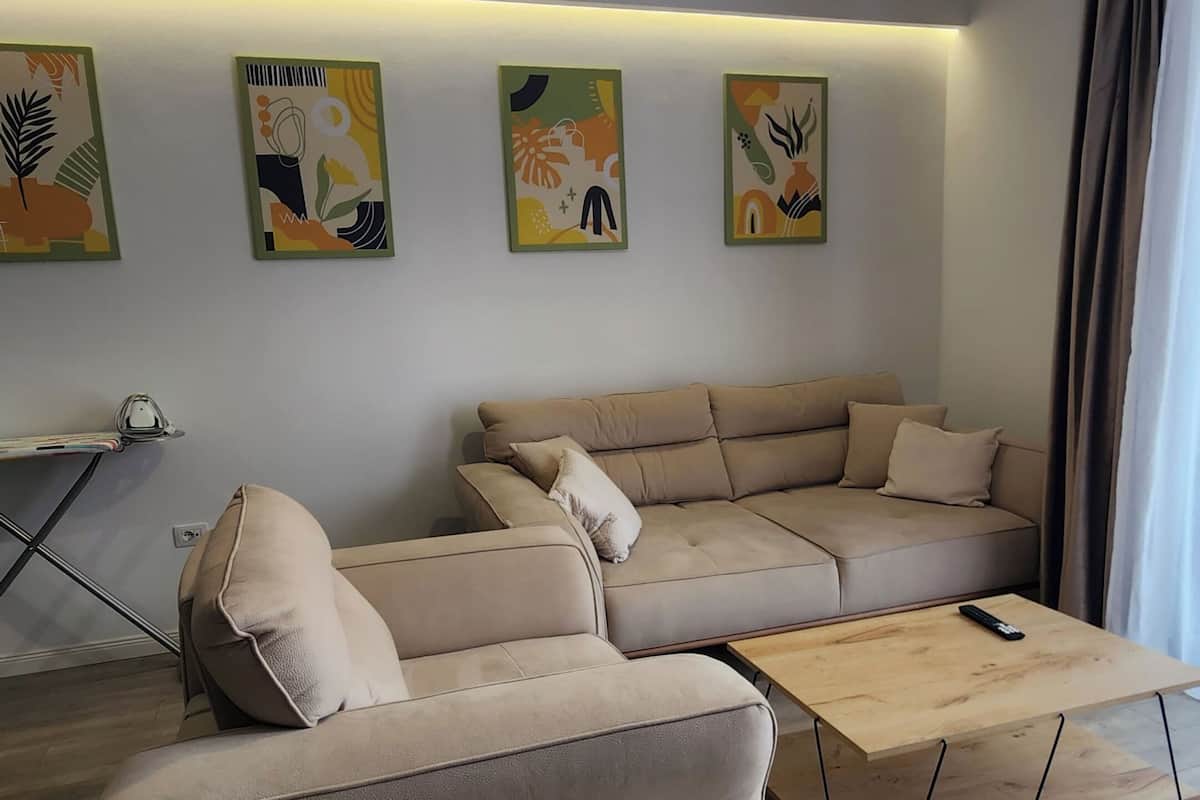 Leilighet, balkong | Oppholdsområde | En 42-tommers smart-TV med Parabol-TV