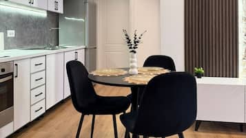 Apartemen, 1 kamar tidur, balkon | Dapur pribadi | Microwave, ketel listrik, dan pemanggang roti