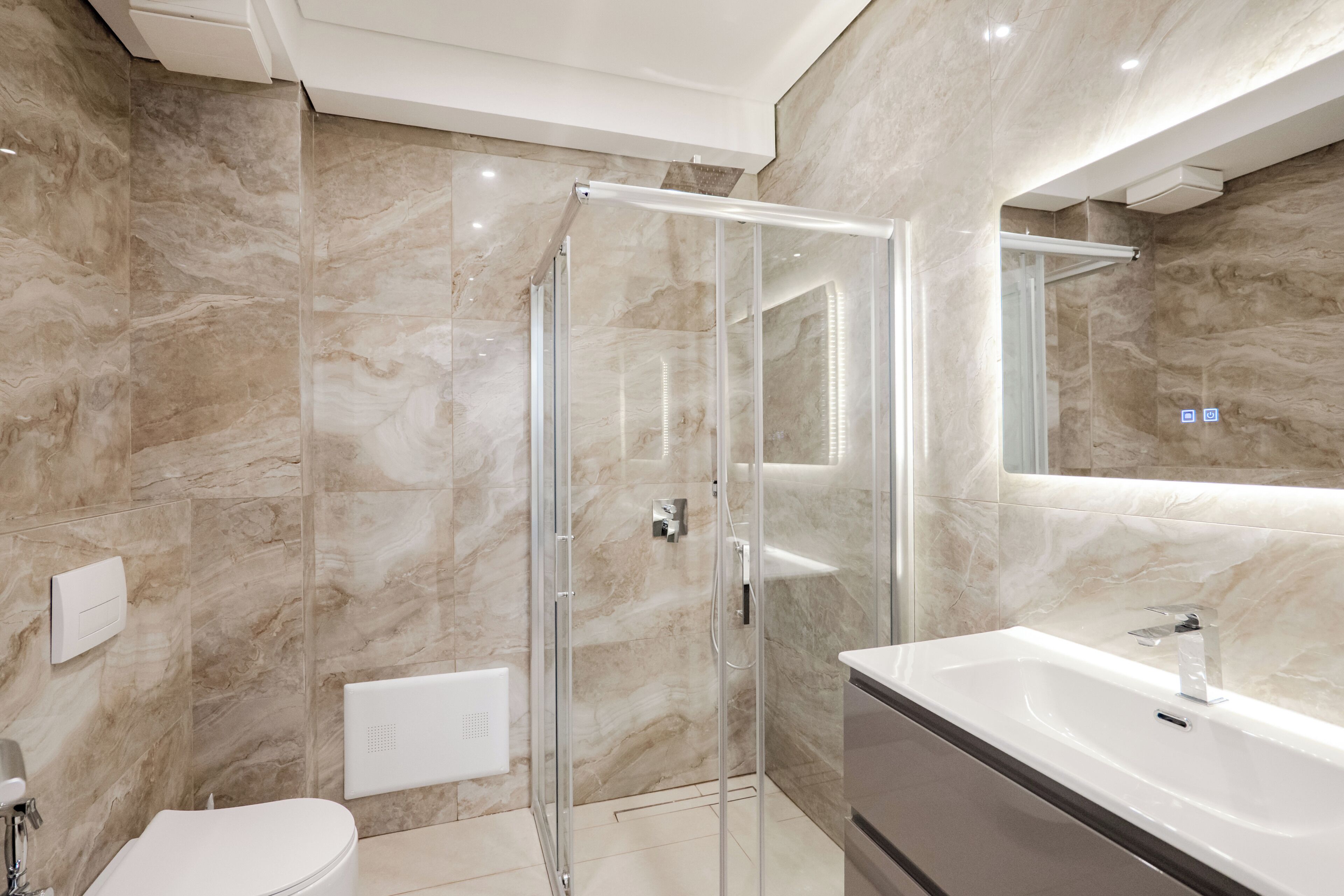 Deluxe Apartment | Bathroom | Bathrobes, slippers, bidet, towels